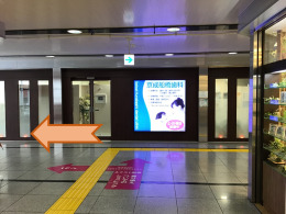 突き当りを左へ曲がってください