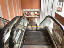 エスカレーターでお降りください