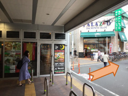 右を見ていただくと二階に当院がございます