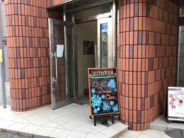 ビルの入り口はこのようになっています