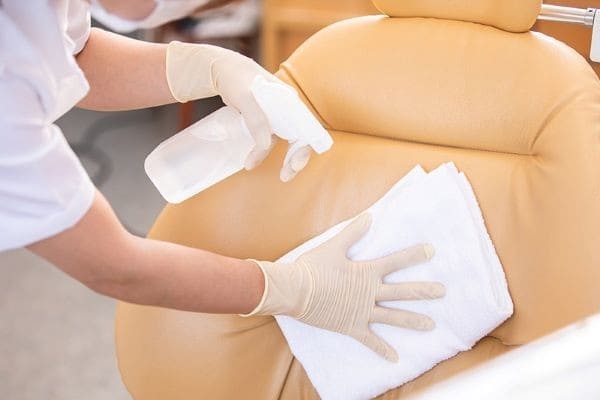 患者様ごとに消毒清拭の徹底