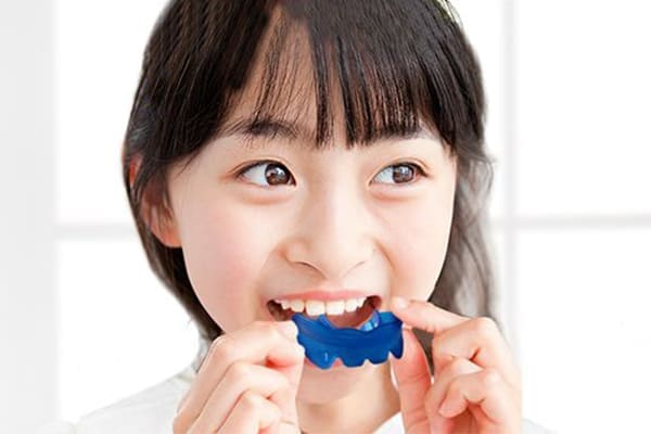 子供用の機能的マウスピース型矯正